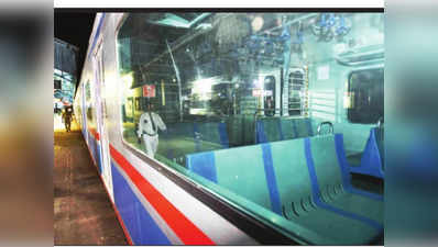 मुंबई में पहली एसी लोकल ट्रेन की झलक दिखी