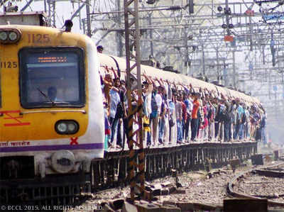 एक कौए की वजह से तीन घंटे रुकी मुंबई लोकल
