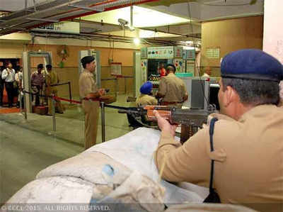दिल्ली मेट्रो में यात्रियों को चेहरा ढकने की अनुमति नहीं