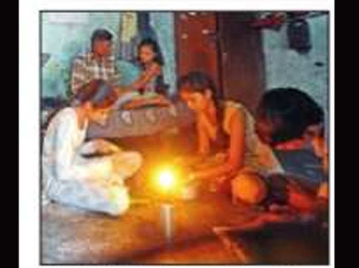 अहमदाबाद में 19 साल से अंधेरे में है एक परिवार