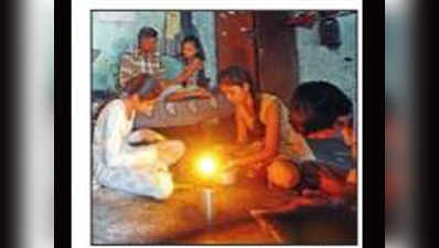 अहमदाबाद में 19 साल से अंधेरे में है एक परिवार
