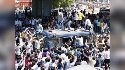 गुजरात: हार्दिक की रिहाई को लेकर आयोजित पटेल रैली हुई हिंसक, मेहसाणा में कर्फ्यू, राजकोट में इंटरनेट बैन