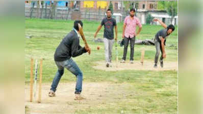 NIT कैंपस: कश्मीरी, गैर-कश्मीरी खेल रहे एक साथ क्रिकेट