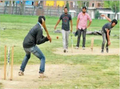 NIT कैंपस: कश्मीरी, गैर-कश्मीरी खेल रहे एक साथ क्रिकेट