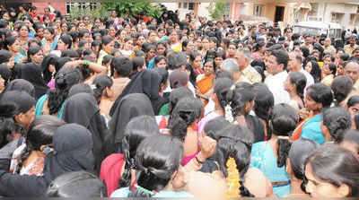 ಬೆಂಗಳೂರು: ಹಿಂಸಾರೂಪ ಪಡೆದುಕೊಂಡ ಕಾರ್ಮಿಕರ ಪ್ರತಿಭಟನೆ