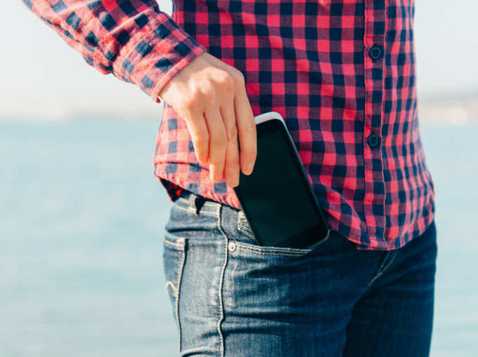 जेब में नहीं रखना चाहिए स्मार्टफोन