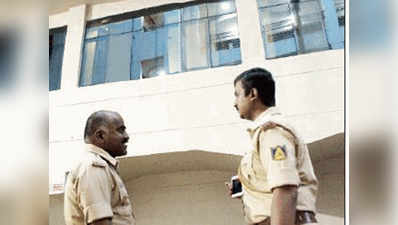 कर्नाटक: पूर्व मंत्री ने अस्पताल की खिड़की से कूदकर जान दी