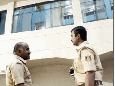 कर्नाटक: पूर्व मंत्री ने अस्पताल की खिड़की से कूदकर जान दी