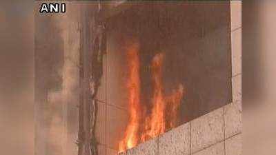 दिल्ली: नेताजी सुभाष प्लेस की बिल्डिंग में लगी भीषण आग