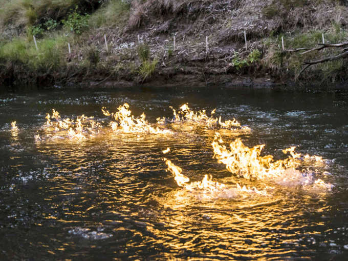 ऑस्ट्रेलियाई सांसद ने नदी में लगाई आग