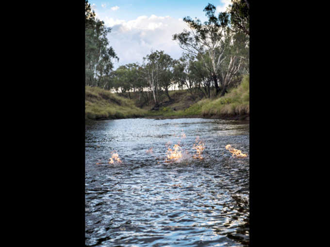 ऑस्ट्रेलियाई सांसद ने नदी में लगाई आग