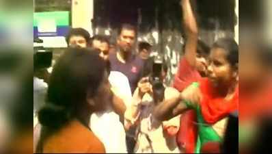 बंगाल: रूपा गांगुली ने TMC कार्यकर्ता को धक्का दिया