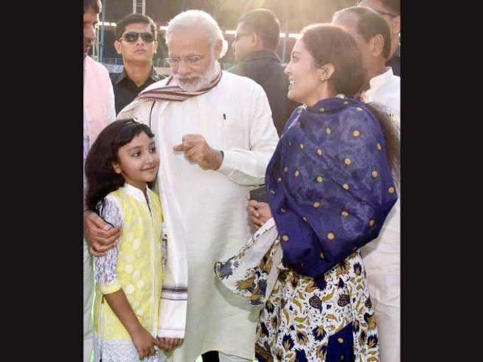 PM से मिलीं गुजराती मां-बेटी