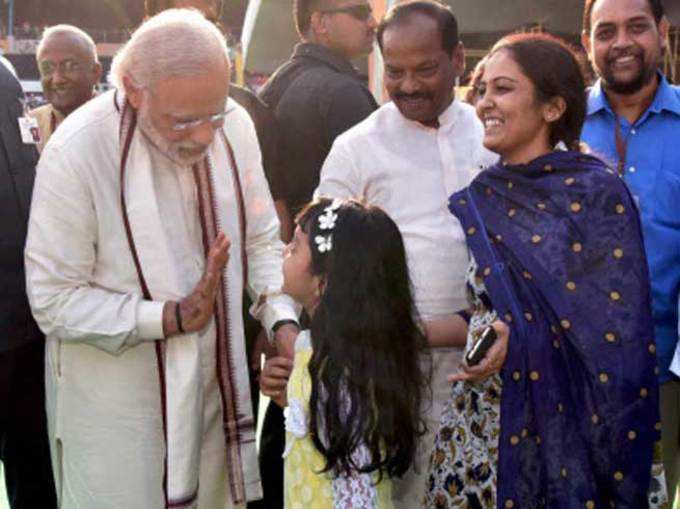 PM मोदी से मिलीं गुजराती मां-बेटी