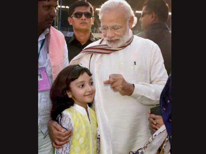PM मोदी से मिलीं गुजराती मां-बेटी