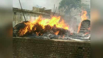 गाजीपुर में ग्राम प्रधान की हत्या, लोगों ने आरोपी का घर जलाया और पुलिस को खदेड़ा