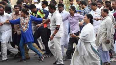 শেষ বেলায় মমতার জোড়া মিছিলে জনজোয়ার