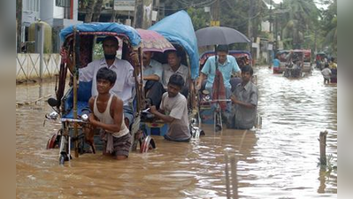 భారీవర్షాలతో నిలిచిన రైళ్లు