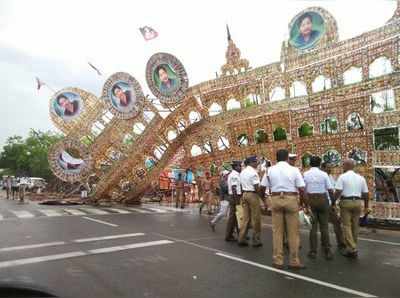 திருநெல்வேலியில் பலத்த மழை; சரிந்து விழுந்த அதிமுக பேனர்கள்