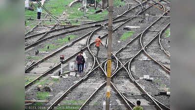 पटरियां बिछाने में 80,000 करोड़ रुपये निवेश करेगा रेलवे