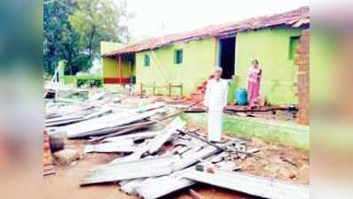 ಬಿರುಗಾಳಿ ಮಳೆಗೆ ಹಲವಾರು ಮನೆಗಳಿಗೆ ಹಾನಿ