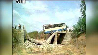 गुजरात: जूनागढ़ में टूटे पुल से लटक गई बस, 25 यात्री ऐसे बचे