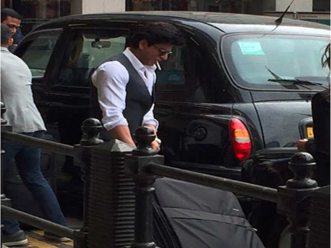 Pics: लंदन में खुद ही अपना सूटकेस उठा के चले शाहरुख