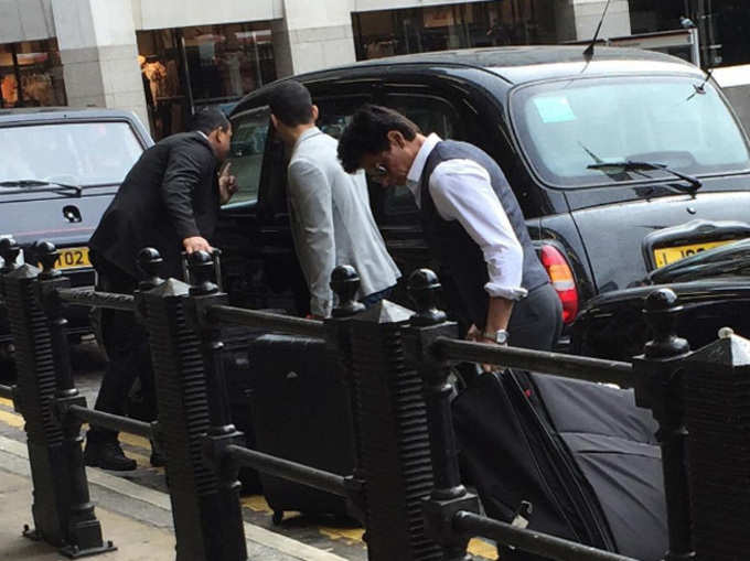 Pics: लंदन में खुद ही अपना सूटकेस उठा के चले शाहरुख