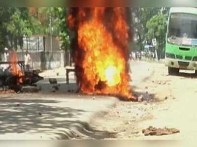 প্রাক্তন মুখ্যমন্ত্রীর কনভয়ে হামলা, পুড়ল গাড়ি-বাইক