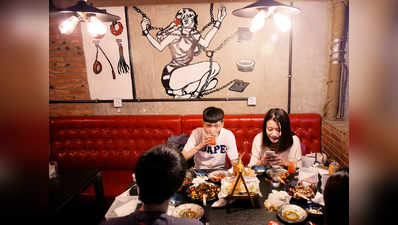 चीन का एक अजब रेस्तरां जहां खाने के साथ सेक्स भी परोसा जाता है