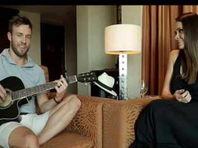 पत्नी के साथ एबी ने गाया गाना, गिटार पर आजमाया हाथ