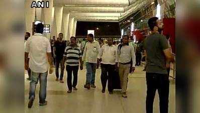 दिल्ली: खराब मौसम की वजह से IGI से 40 फ्लाइट डायवर्ट, यात्री एयरपोर्ट पर फंसे