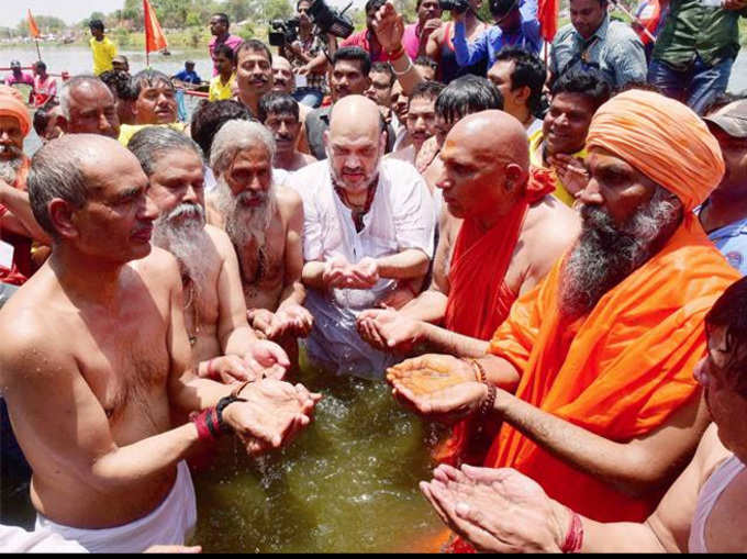 अमित शाह ने दलित परिवार के साथ खाया खाना