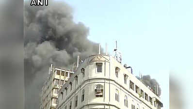मुंबई: कोलाबा में रीगल बिल्डिंग के पास लगी भयंकर आग, 8 दमकल की गाड़ियां मौके पर