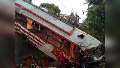 मुंबई-पुणे एक्सप्रेस पर बस-कार की टक्कर में 17 मरे, 33 घायल