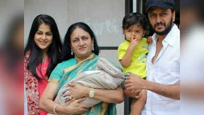 Genelia and Riteish clicked with their newborn 