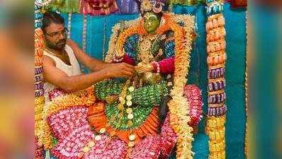 कदमबरन्य में एक लाख चॉकलेट्स से सजाई गईं देवी