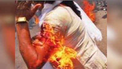 गाजियाबाद: मोदी का पुतला जलाते हुए खुद जले प्रदर्शनकारी