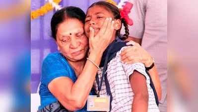CM आनंदीबेन पटेल को एक बच्ची ने रुलाया