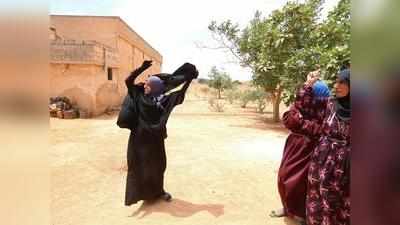 দেখুন, ISIS-মুক্তির আনন্দে পর্দা ছুড়ে ফেলছেন সিরীয় মহিলারা