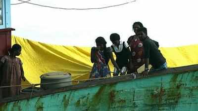 இந்திய கொடியேந்திய அகதிகள் இந்தோனேசியாவில் மீட்பு