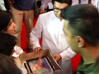 राज ठाकरे ने काटा असदुद्दीन ओवैसी के फोटो वाला केक, बवाल
