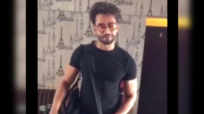 What does Mr India Rohit Khandelwal carry to the gym?