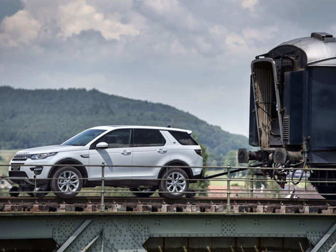 लैंड रोवर SUV ने खींची 100 टन की ट्रेन