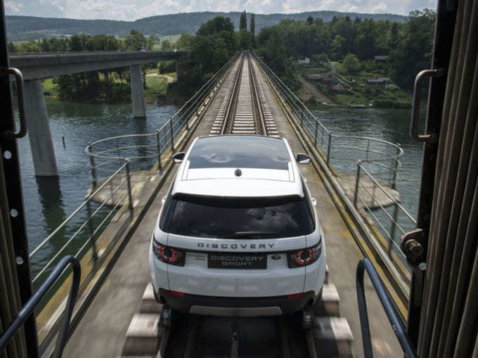 लैंड रोवर SUV ने खींची 100 टन की ट्रेन