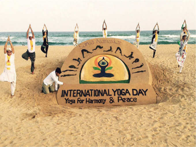 दुनिया भर में अपने-अपने अंदाज में लोग मना रहे हैं योग दिवस