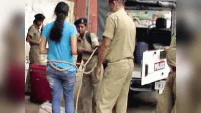 अलवर: पुलिस ने लड़की को रस्सी से बांधा