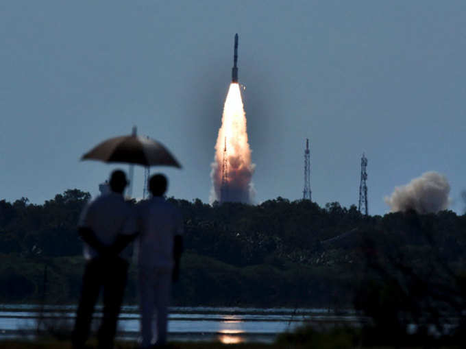 ISRO ने तोड़ा अपना रेकॉर्ड, एकसाथ छोड़े 20 उपग्रह