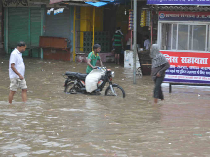 एक फुट तक भरा पानी