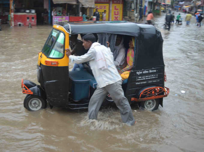 सड़क पर भरा पानी